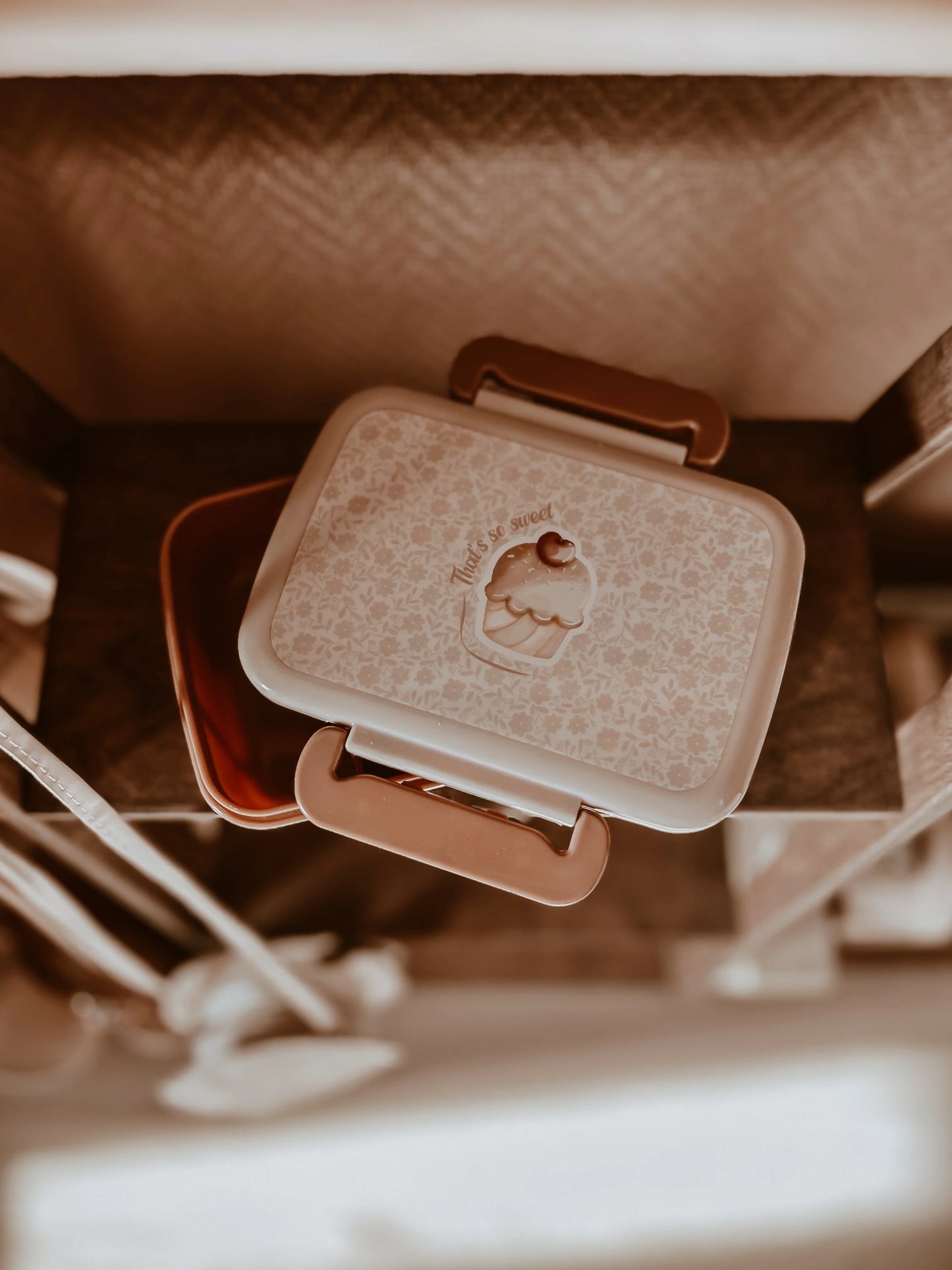 Priešpiečių dėžutė | PUOKŠTĖS SILUETAS