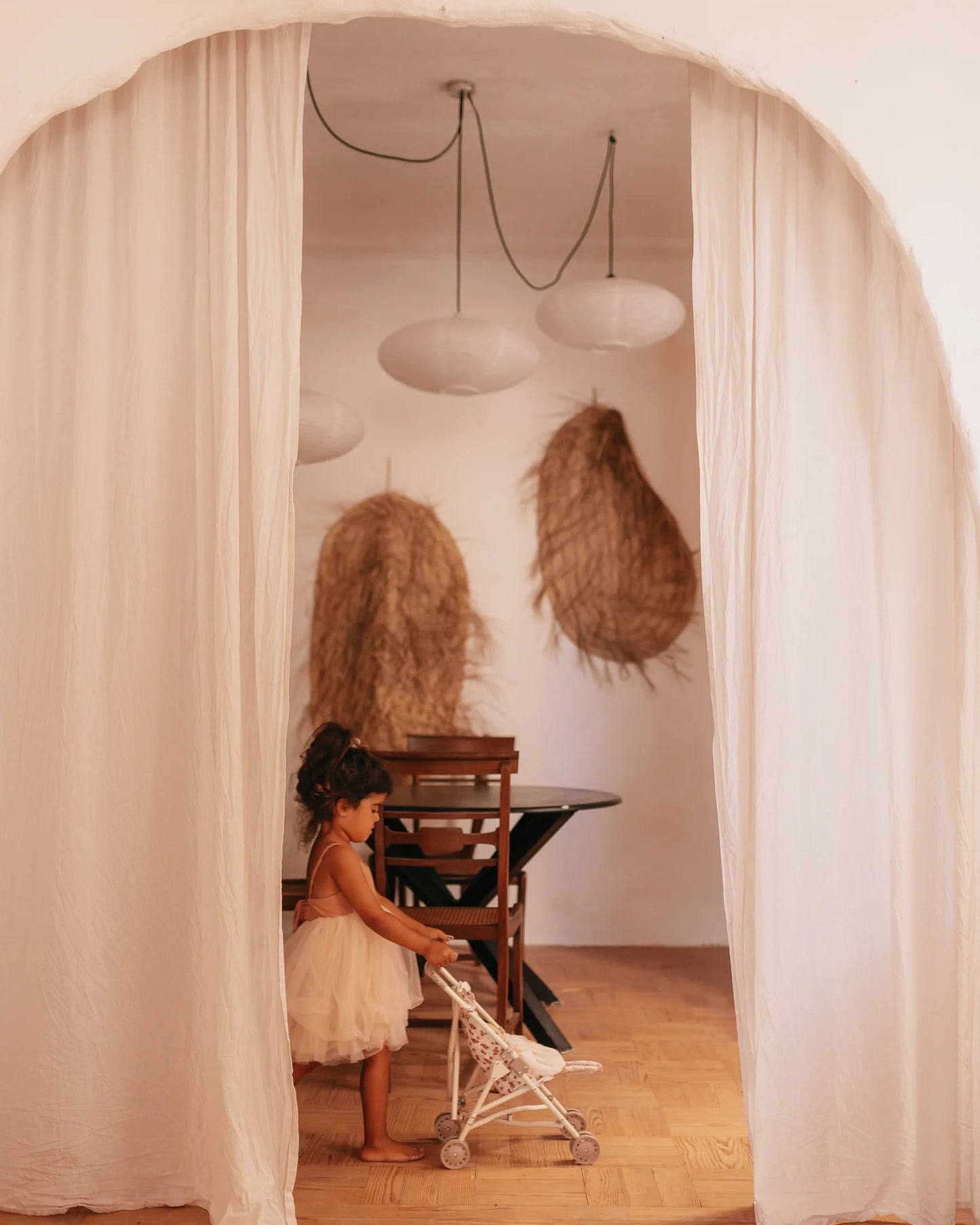 Lėlių vežimėlis | PUOKŠTĖS SILUETAS